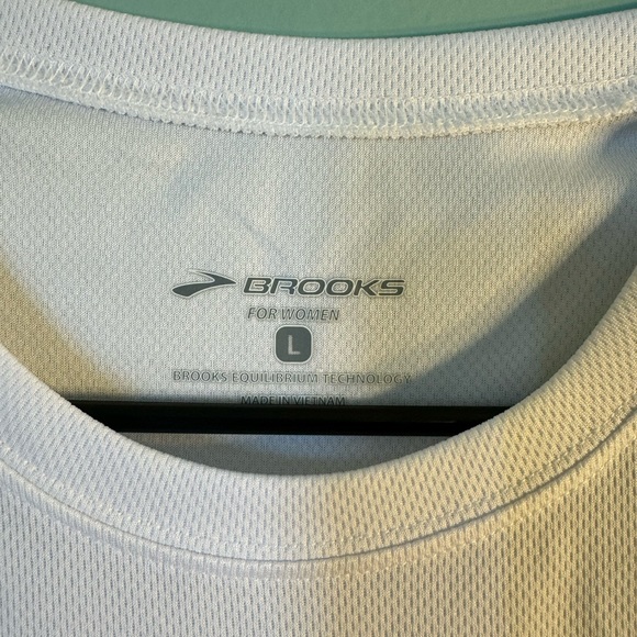 Women’s , Brooks, women’s running shirt, size large. - Picture 2 of 4